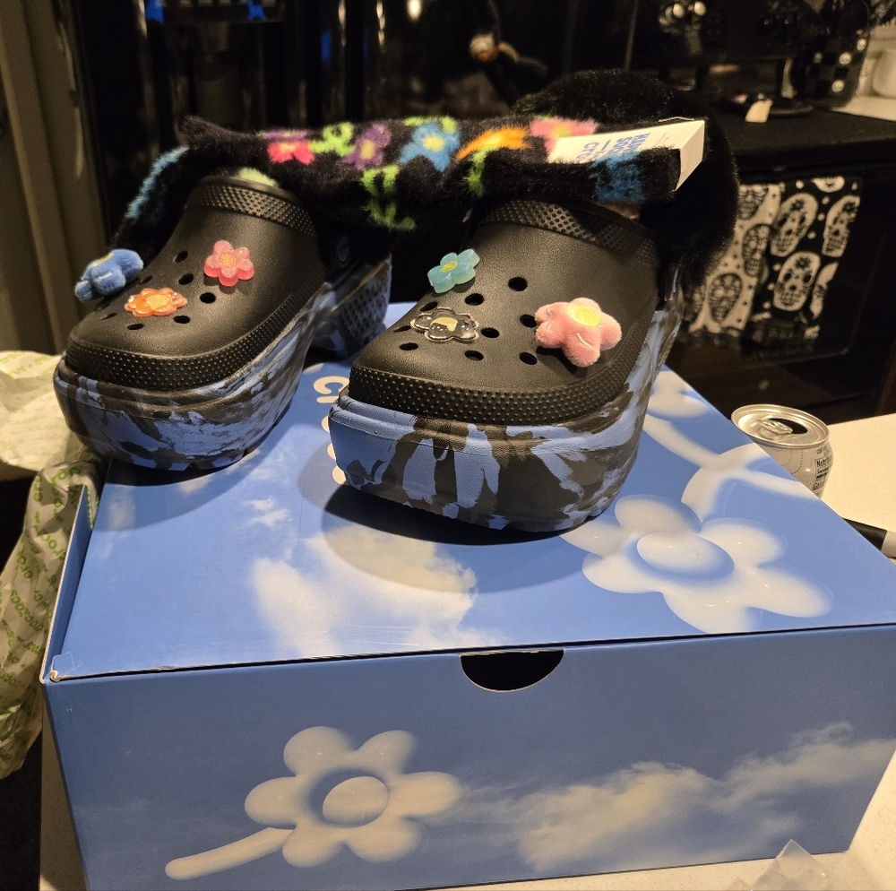 NIB CROCS Happy Socks X Crocs Womens Size 9 Socks Included - Picture 2 of 4